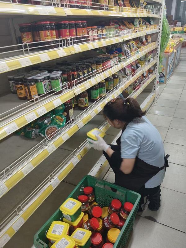 天惠超市青山店货架布局调整与大扫除：优化空间，提升购物体验