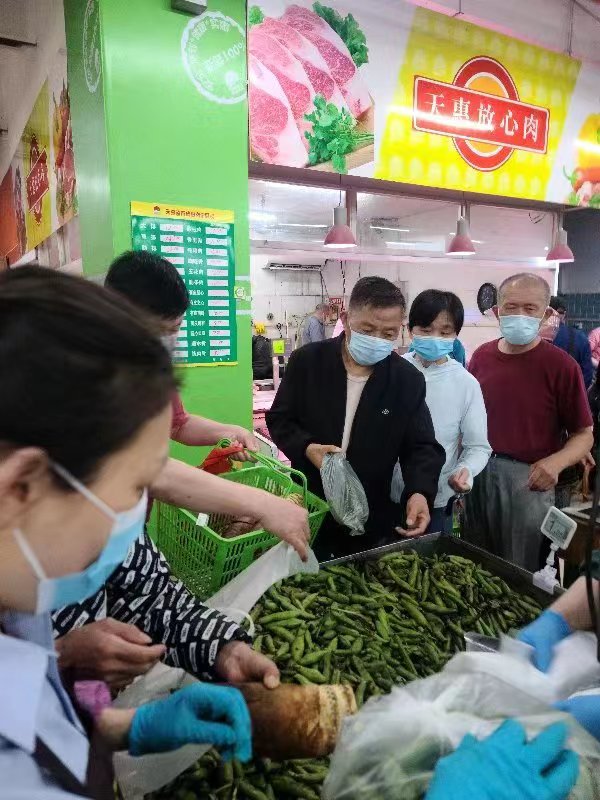 天惠超市清扬店做好蚕豆销售工作